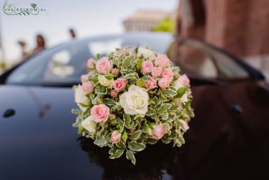 Virágküldés Budapest - kerek autódísz bokros rózsával (fehér, rózsaszín)