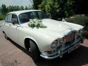 flower delivery Budapest - Corner car flower arrangement with lisianthus and calla (white)