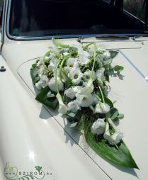 flower delivery Budapest - Corner car flower arrangement with lisianthus, statice and cala (white)