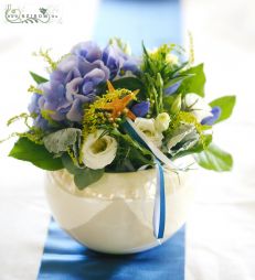 Virágküldés Budapest - Asztaldísz tengeri stílus, Aquamarina rendezvényhajó Budapest (hortenzia, liziantusz, encián, kék, krém), esküvő