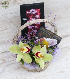 Virágküldés Budapest - Ajándékkosár ChocoMe csokival, orchideával 