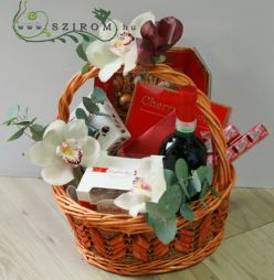 Virágküldés Budapest - ajándékkosár orchideákkal, csokikkal, borral