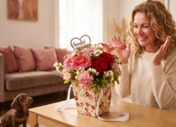flower delivery Budapest - Mother's day romantic colors flowerbag  - original product photo with AI background