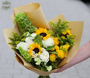 flower delivery Budapest - Sunshiny crescent moon bouquet with sunflowers and roses (19 stems)