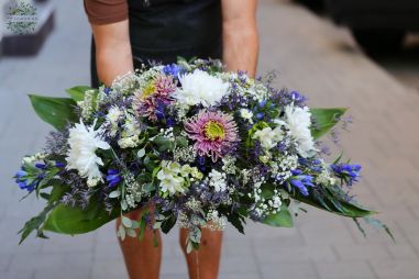 Blumenlieferung nach Budapest - kleines blumiges Tischgesteck mit großen Chrysanthemen (37 Stiele, 70 cm)