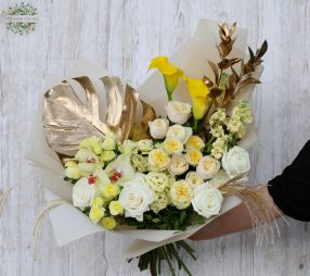 flower delivery Budapest - Cream - gold full moon spreading bouquet (33 stems)