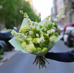 Virágküldés Budapest - fehér-krém-zöld csokor rózsával, szarkalábbal és apró virágokkal (20 szál)
