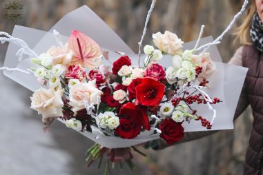 flower delivery Budapest - Romantic winter crescent-shaped bouquet in red and champagne colors