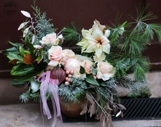 Virágküldés Budapest - Karácsonyi holdkarély alakú asztaldísz amarillisszel, exkluzív gömbökkel