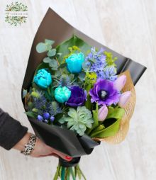 Virágküldés Budapest - Tavaszi csokor a kék árnyalataiban, kövirózsával (13 szál)