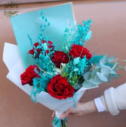 flower delivery Budapest - Red roses in a turquoise bouquet (5 pieces)