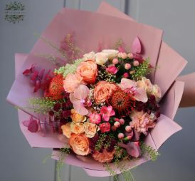 Blumenlieferung nach Budapest - runder Strauß in Orange-Pfirsich-Farben mit Phalaenopsis-Orchideen (25 Blüten)