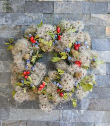 Blumenlieferung nach Budapest - Herbstlicher Türkranz mit Schlehen, Waldrebe und Hagebutten (29 cm)