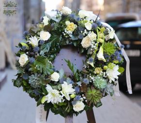 Virágküldés Budapest - Koszorú fehér liliommal, kálával és kövirózsákkal