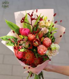 Virágküldés Budapest - Különleges virágok korall színű csokorban