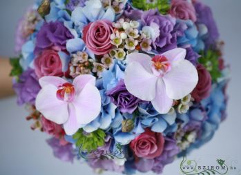 Virágküldés Budapest - menyasszonyi csokor (hortenzia, liziantusz, rózsa, viaszvirág, phalaenopsis, kék, lila)