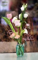 Virágküldés Budapest - Kis váza 7 szál tavaszias virággal, kézzel készített drótvirágokkal