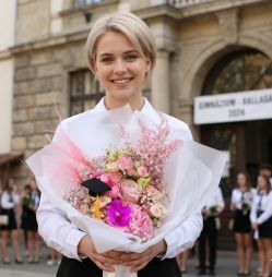flower delivery Budapest - Light pink graduation bouquet for girls  - original product photo with AI background