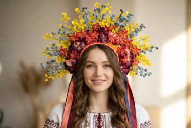 Virágküldés Budapest - Ukrán nemzeti hajdísz művirágból (vinok) - original product photo with AI background