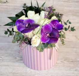 Virágküldés Budapest - Vanda orchideás henger doboz 11 fehér rózsával