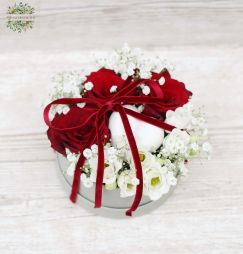 flower delivery Budapest - Small round rose box with plaster heart (3 stems + small flowers)