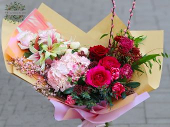 Virágküldés Budapest - Félhold csokor rózsaszín-vörös színekben, amarillisszel, tulipánnal, rózsával (19 szál)