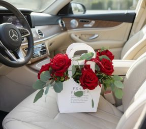 Virágküldés Budapest - Modern táskacsokor valentin napra reflexelt (kihajtott szirmú) vörös rózsával (7 szál) - original product photo with AI background