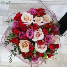 Blumenlieferung nach Budapest - Rote Mini-Rosen mit Pastell Rosen (25 Stängel)