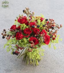 Blumenlieferung nach Budapest - Roter Rosenstrauss mit Broombeeren (13 Rosen)