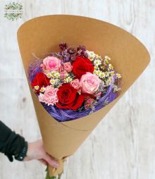 Blumenlieferung nach Budapest - Rosen mit Kamille und Wiesenblumen in Papiertüte (13 Stiele)
