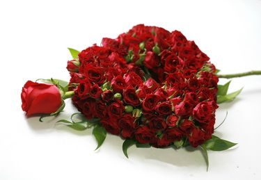 vörös mini  rózsa szív (20cm), átszúrva