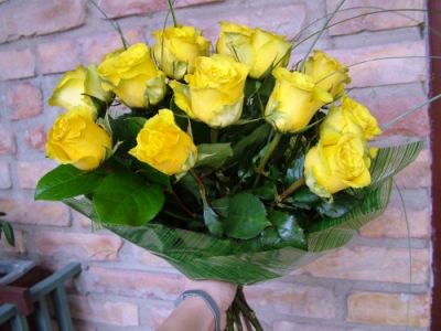 20 yellow roses in a round bouqet