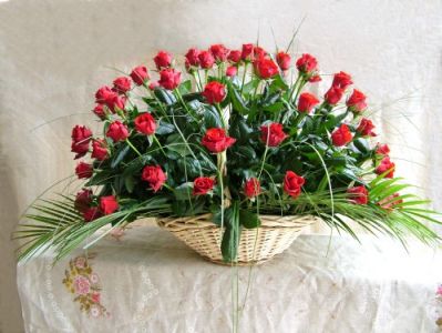 80 stems of red roses in a basket<br>(1m)