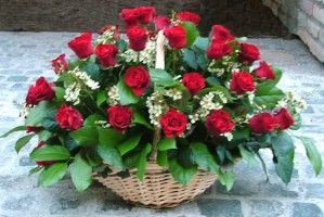 40 szál vörös rózsa kosárban apró virágokkal (65cm)