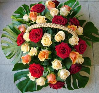 40 Rosen, warmen Farben im Korb (60cm)