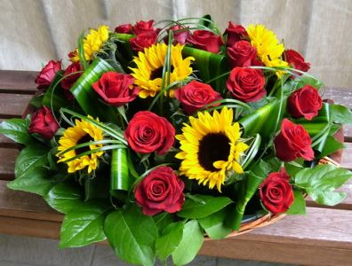 ein Korb voller Rosen und Sonnenblumen (25 Stämme)