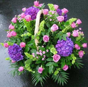 giant basket with roses, hydrangeas, matricaria (60 stems, 1m)