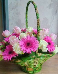 Korb mit Rosen, Gerbera, Tulpen, 30 Stämme