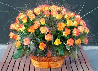 kosár 60 narancs rózsából (70cm)