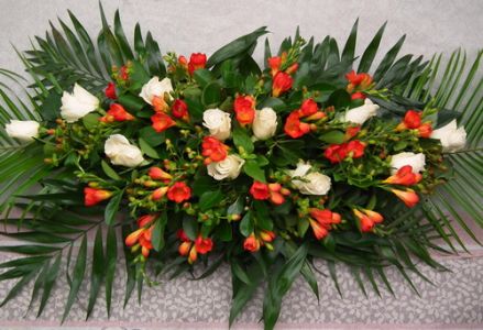 bier arrangement of 10 roses and 20 freesias (1m)