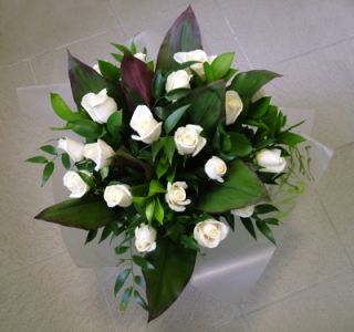 20 szál fehér rózsa különleges zöldekkel