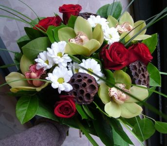 mixed red rose bouquet (19 stems)