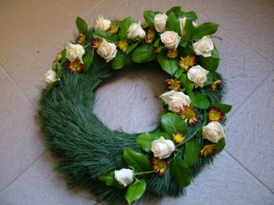 Bhutan pine wreath with cream roses and orange chrysanthemums (60 cm)