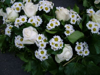 wreath with white santinis and roses (60 cm)