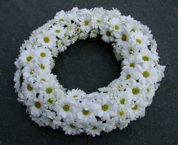 wreath covered with chrysanthemums  (27 cm)