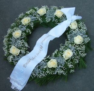 Bhutan pine wreath with white roses and gypsophilas (60 cm)
