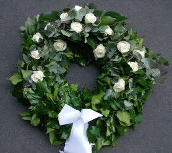 ivy wreath with white roses and eucalyptuses (65 m)
