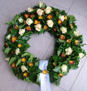 ivy wreath with Vendella roses and orange chrysanthemums (60 cm)