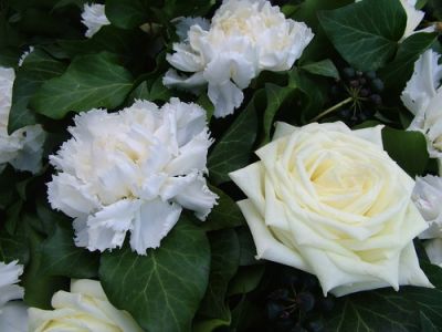 dome wreath with white carnations and white roses (1 m)