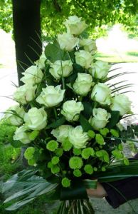 hosszú csokor  fehér  rózsából, zöld krizivel (25 szál)
